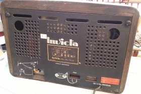 Radio de válvulas antigua. Marca INVICTA. Precioso objeto años 60-70