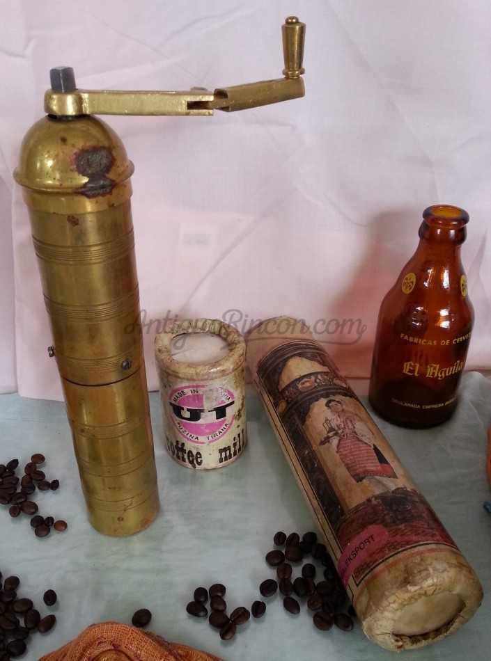 Antiguo molinillo de café. En bronce. Original forma alargada old coffee grinder