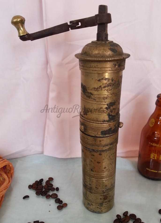 Antiguo molinillo de café. En bronce. Original forma alargada old coffee grinder