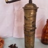 Antiguo molinillo de café. En bronce. Original forma alargada old coffee grinder