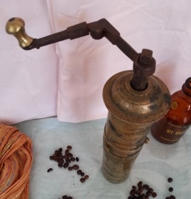 Antiguo molinillo de café. En bronce. Original forma alargada old coffee grinder