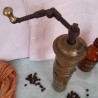 Antiguo molinillo de café. En bronce. Original forma alargada old coffee grinder