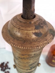 Antiguo molinillo de café. En bronce. Original forma alargada old coffee grinder