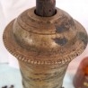 Antiguo molinillo de café. En bronce. Original forma alargada old coffee grinder