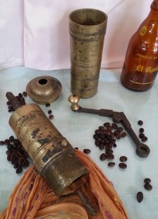 Antiguo molinillo de café. En bronce. Original forma alargada old coffee grinder