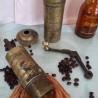 Antiguo molinillo de café. En bronce. Original forma alargada old coffee grinder