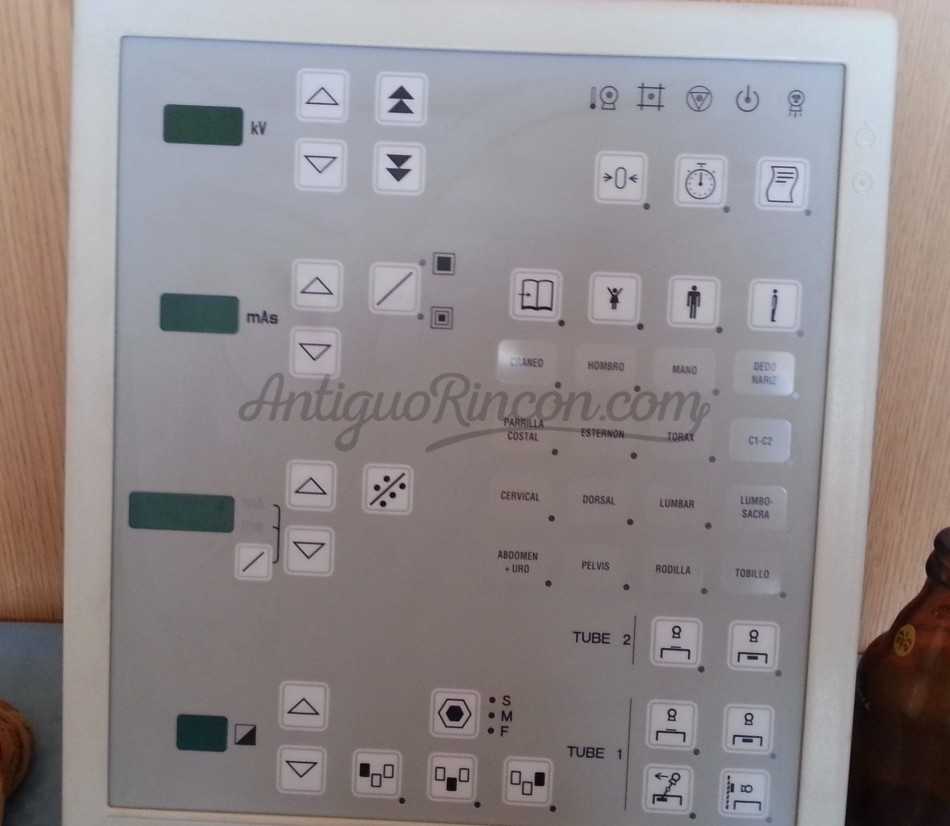 Consola electrónica para maquinaria hospitalaria. Año 1997