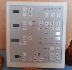 Consola electrónica para maquinaria hospitalaria. Año 1997