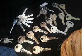 Conjunto de llaves modernas. Para atrezzo o decoración.