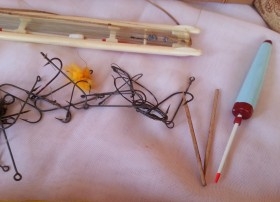 Aperos para la pesca. Sedales antiguos.