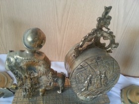 Reloj de sobre-mesa en cerámica + pareja de candelabros a juego