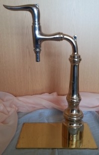 Columna cervecera. Vintage. Bronce blanco.