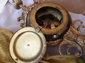 Viejo reloj de sobre-mesa en bronce + pareja de candelabros