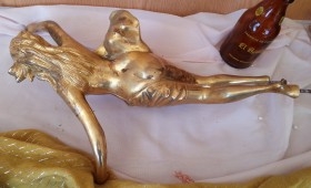 Viejo reloj de sobre-mesa en bronce + pareja de candelabros