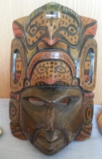 Máscara Azteca en madera policromada.