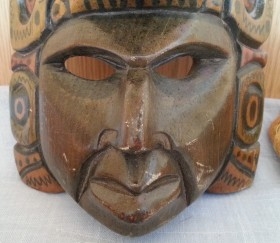 Máscara Azteca en madera policromada.