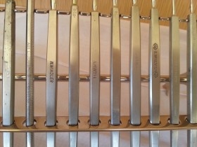 Bisturís. Colección de 12 instrumentos quirúrgicos. Excelente conservación.