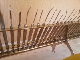 Bisturís. Colección de 12 instrumentos quirúrgicos. Excelente conservación.