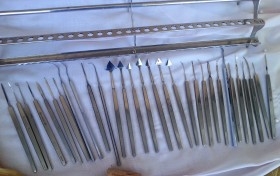 Bisturís. Colección de 12 instrumentos quirúrgicos. Excelente conservación.