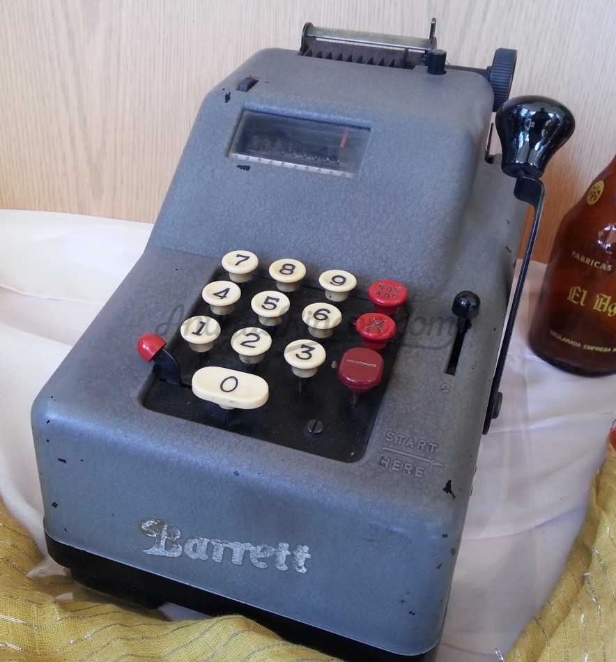 Calculadora manual antigua. Marca Triumphator CRN2. Está bloqueada. Old manual calculator Calculadora manual antigua. Marca Triumphator CRN2. Está bloqueada. Old manual calculator