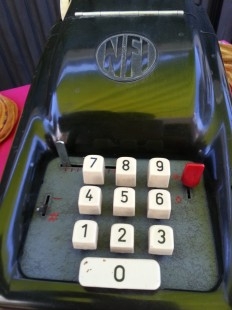Calculadora manual antigua. Marca BARRET. Está bloqueada. Old manual calculator