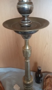 Lámpara de mesa en bronce. Años 70. Pantalla nueva. Funcionando.