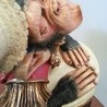Mono aporreando tambor con armario. Gran tamaño 75cm de altura. Figura nueva a estrenar. Fibra vidrio.