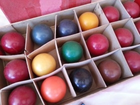 Bolas de billar. Antiguas. Años 60. Set de 21 bolas en su caja original.