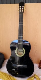 Guitarra clásica tamaño 4/4 marca MARTÍNEZ. NUEVA A ESTRENAR. MARAVILLOSA.