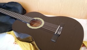 Guitarra clásica tamaño 4/4 marca MARTÍNEZ. NUEVA A ESTRENAR. MARAVILLOSA.