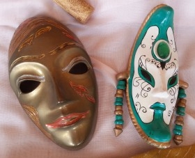 Máscaras. Pareja. Años 70. Pequeño tamaño. En bronce y cerámica.