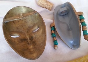 Máscaras. Pareja. Años 70. Pequeño tamaño. En bronce y cerámica.