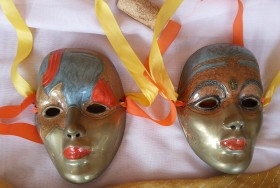 Máscaras en bronce policromado. Pareja. Años 70.