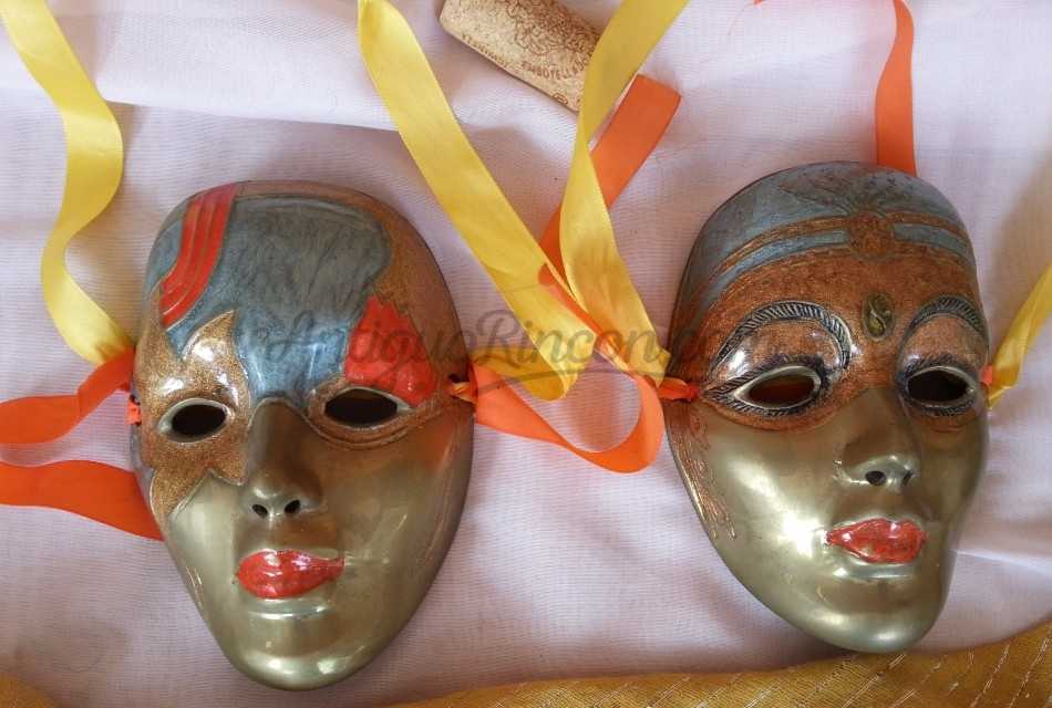 Máscaras en bronce policromado. Pareja. Años 70.