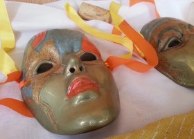 Máscaras en bronce policromado. Pareja. Años 70.