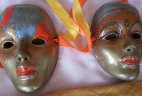 Máscaras en bronce policromado. Pareja. Años 70.