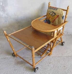 Trona para niño de madera. Años 50. Preciosa sillita para dar de comer a los niños.