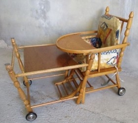 Trona para niño de madera. Años 50. Preciosa sillita para dar de comer a los niños.