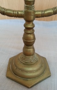 Candelabro judío de 5 brazos. Menorá en bronce.