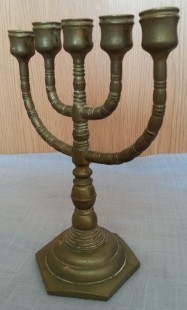 Candelabro judío de 5 brazos. Menorá en bronce.