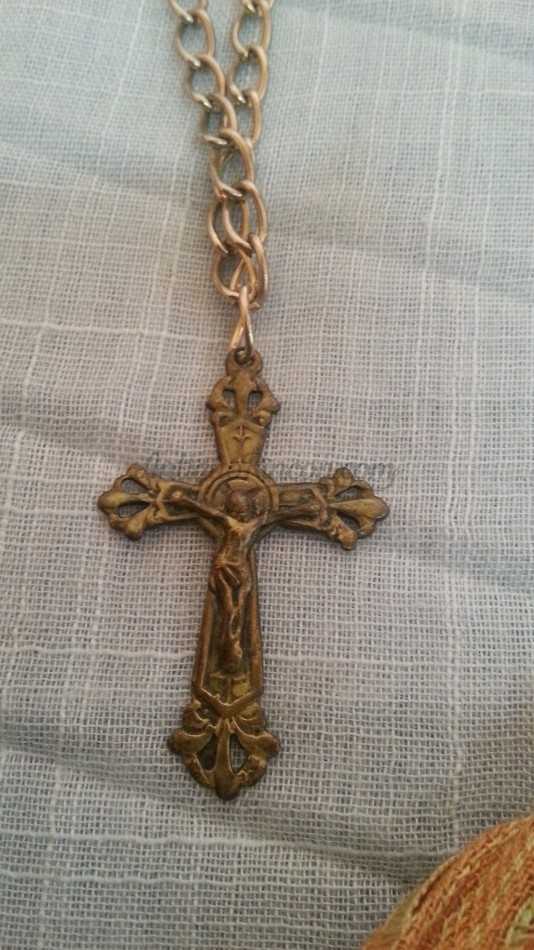 Crucifijo colgante en metal. Con su cadena