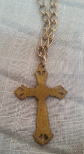 Crucifijo colgante en metal. Con su cadena