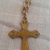 Crucifijo colgante en metal. Con su cadena