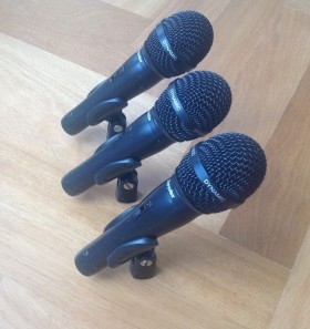 Micrófonos en perfecto estado. Caja original con 3 micros de voz.