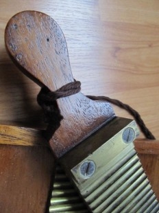 Tabla pildorera de farmacia. Años 50 En madera y bronce