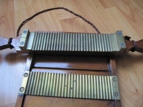 Tabla pildorera de farmacia. Años 50 En madera y bronce
