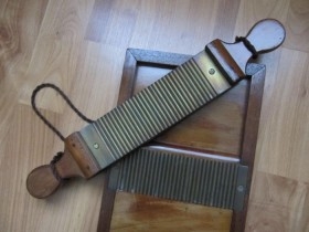 Tabla pildorera de farmacia. Años 50 En madera y bronce