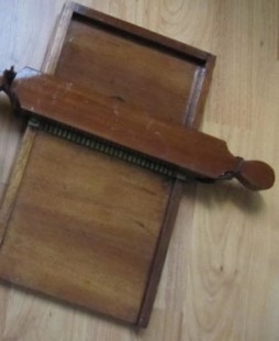 Tabla pildorera de farmacia. Años 50 En madera y bronce
