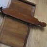 Tabla pildorera de farmacia. Años 50 En madera y bronce