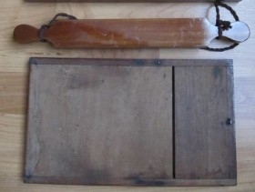 Tabla pildorera de farmacia. Años 50 En madera y bronce